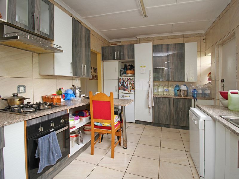 A WELL LOCATED 4 BEDROOMS HOUSE FOR SALE IN THE HEART OF SANDRIGHAMFOR R 1.890.000 - Photo 8