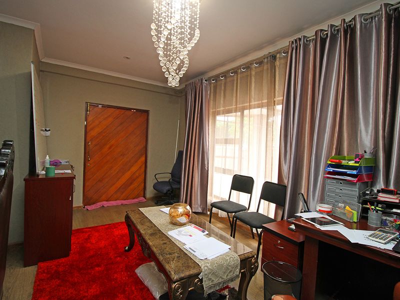 A COMFORTABLE HOME FOR SALE IN A COVETED NEIGHBORHOOD OF KENSINGTON SOUTH - Photo 9