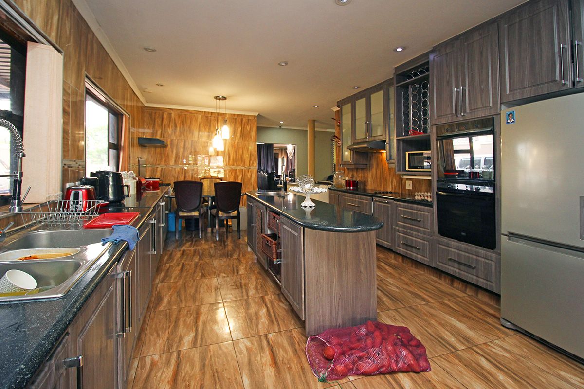 A COMFORTABLE HOME FOR SALE IN A COVETED NEIGHBORHOOD OF KENSINGTON SOUTH - Photo 3