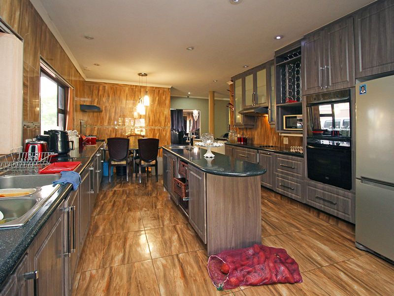 A COMFORTABLE HOME FOR SALE IN A COVETED NEIGHBORHOOD OF KENSINGTON SOUTH - Photo 3