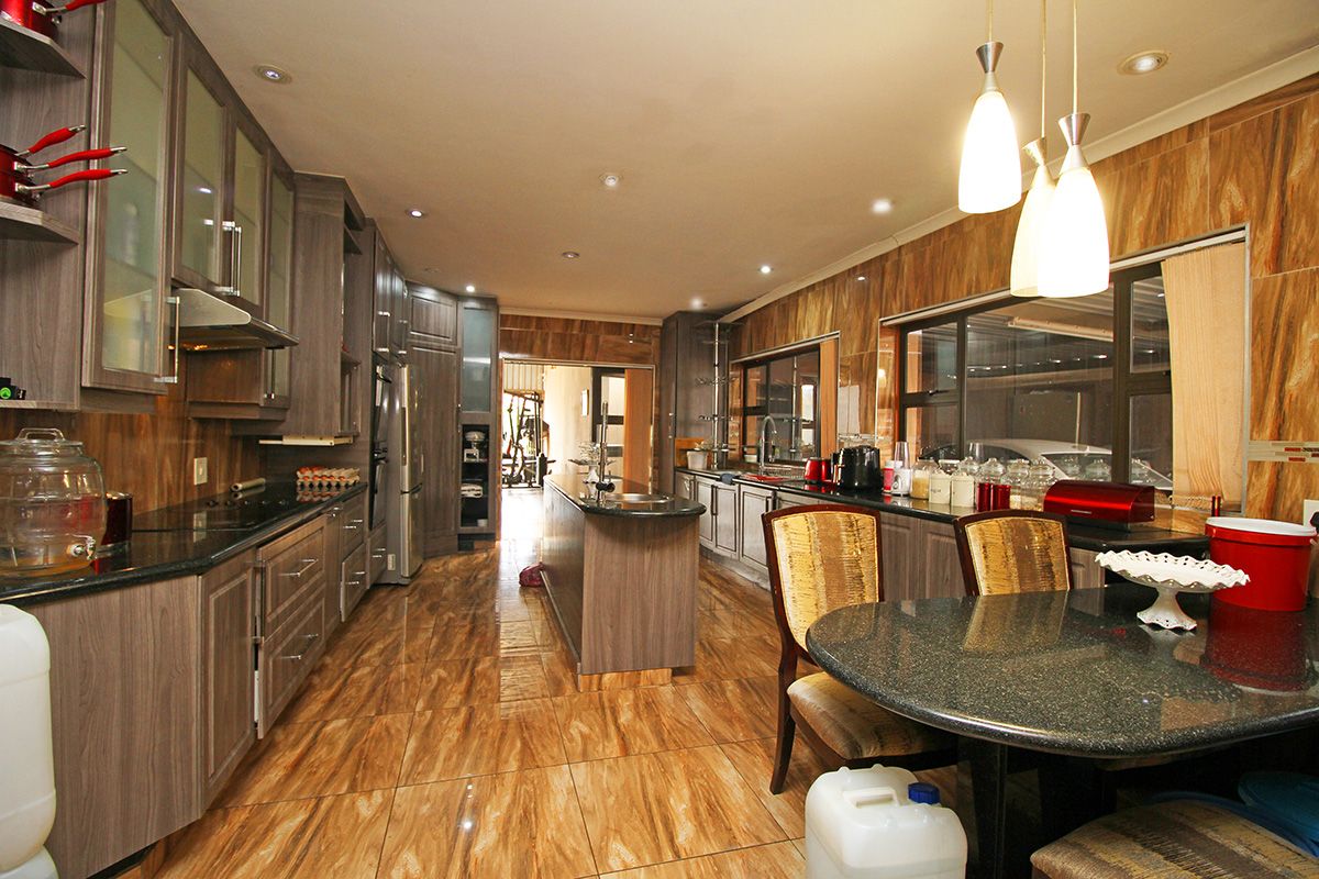 A COMFORTABLE HOME FOR SALE IN A COVETED NEIGHBORHOOD OF KENSINGTON SOUTH - Photo 2