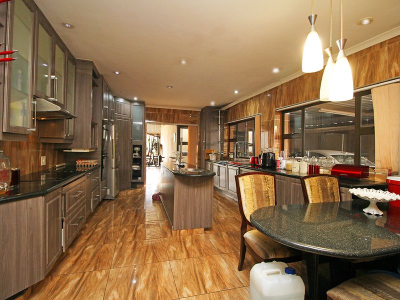 A COMFORTABLE HOME FOR SALE IN A COVETED NEIGHBORHOOD OF KENSINGTON SOUTH - Photo 2