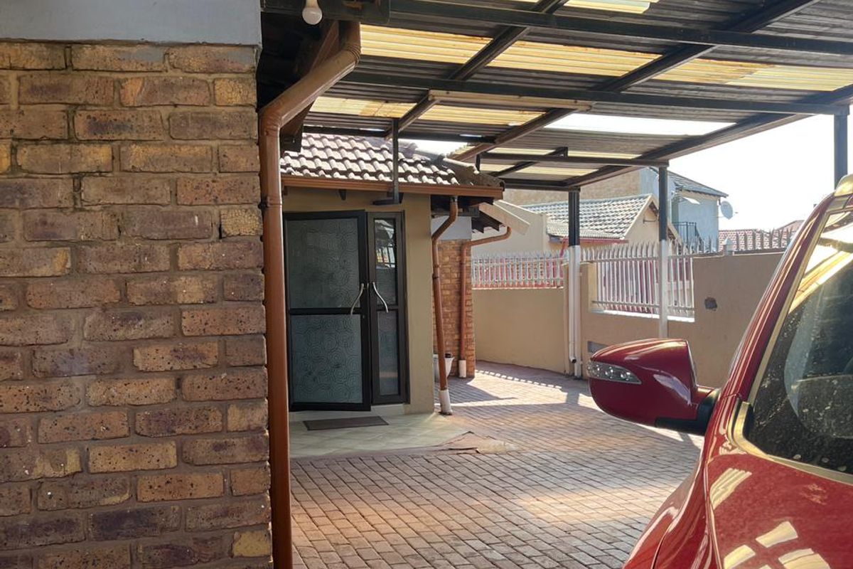 MODERN SPACIOUS FAMILY HOME BUILT FOR COMFORT - Photo 5