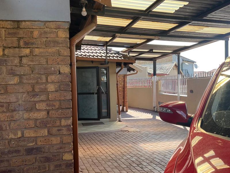 MODERN SPACIOUS FAMILY HOME BUILT FOR COMFORT - Photo 5