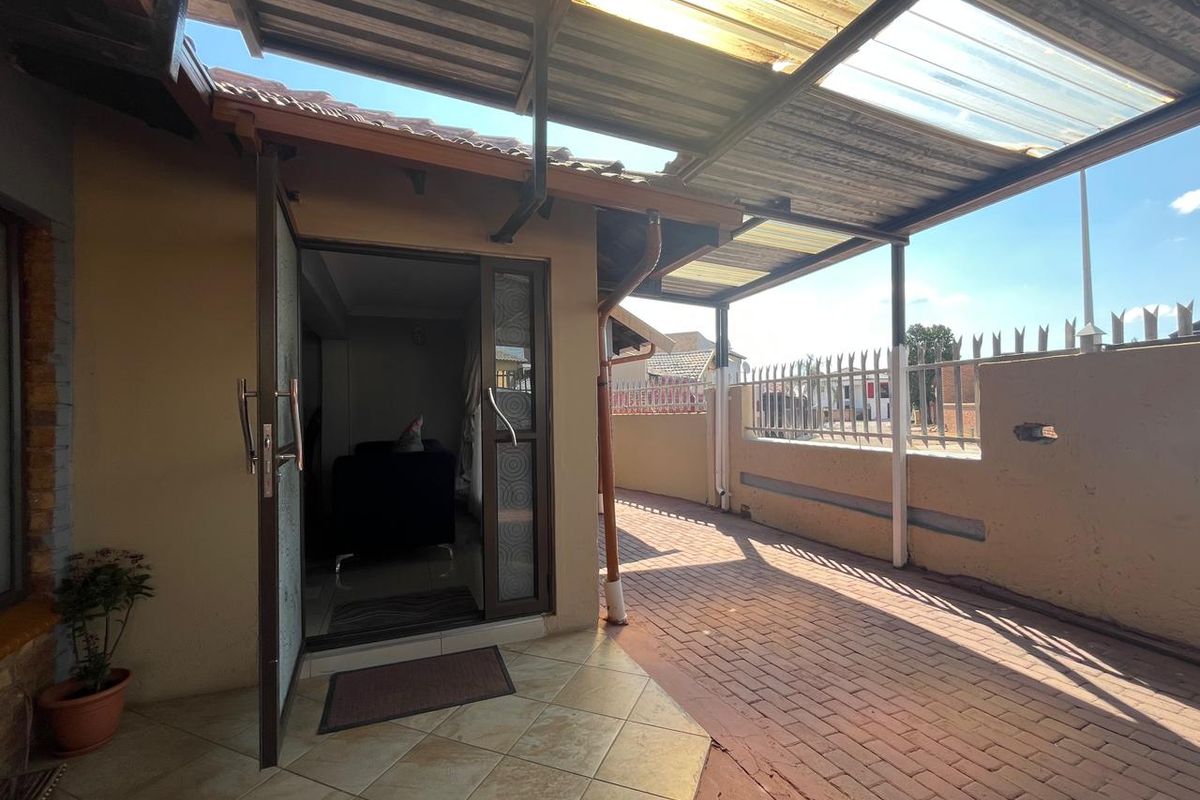 MODERN SPACIOUS FAMILY HOME BUILT FOR COMFORT - Photo 2