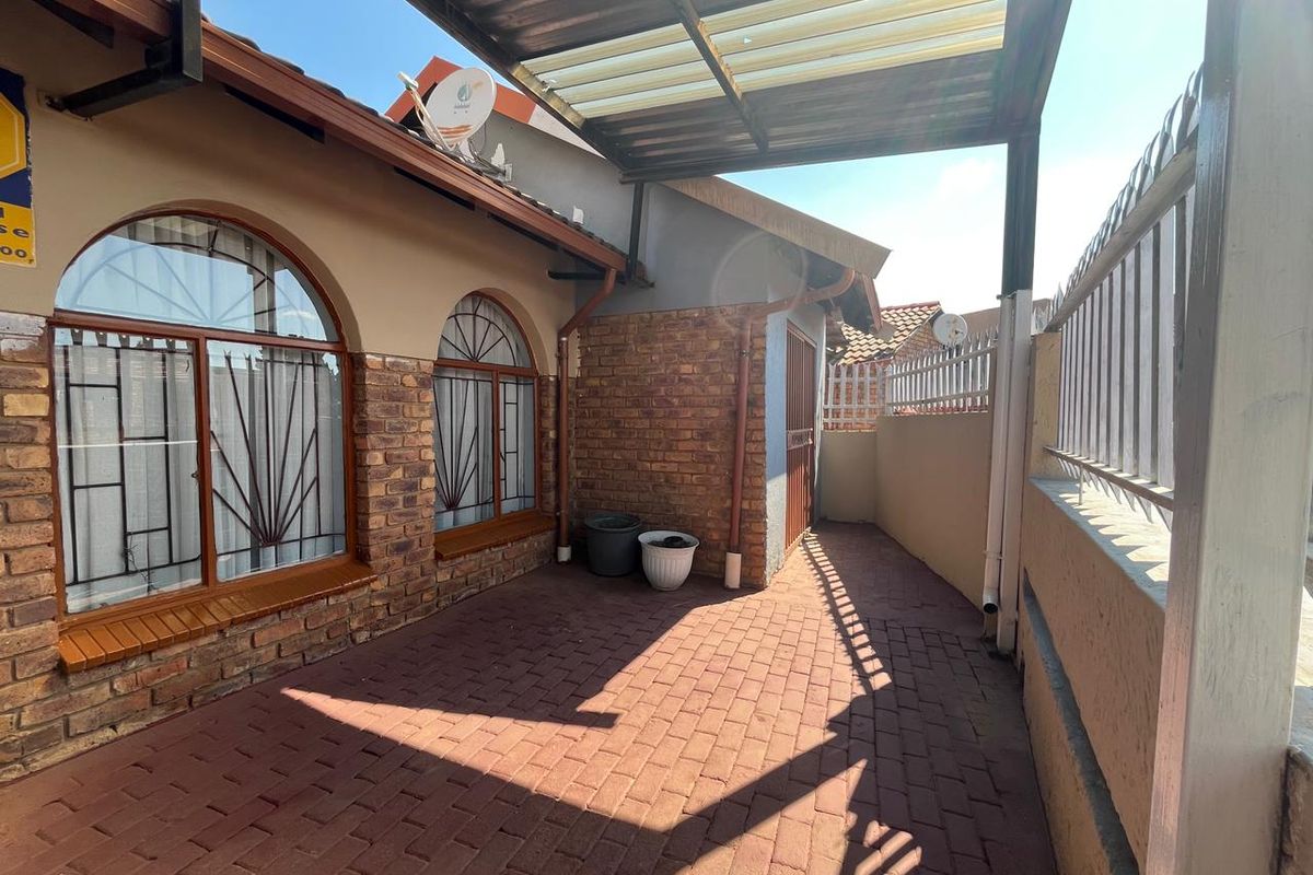 MODERN SPACIOUS FAMILY HOME BUILT FOR COMFORT - Photo 4