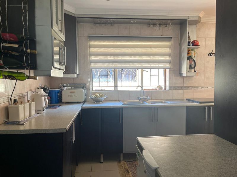 MODERN SPACIOUS FAMILY HOME BUILT FOR COMFORT - Photo 8