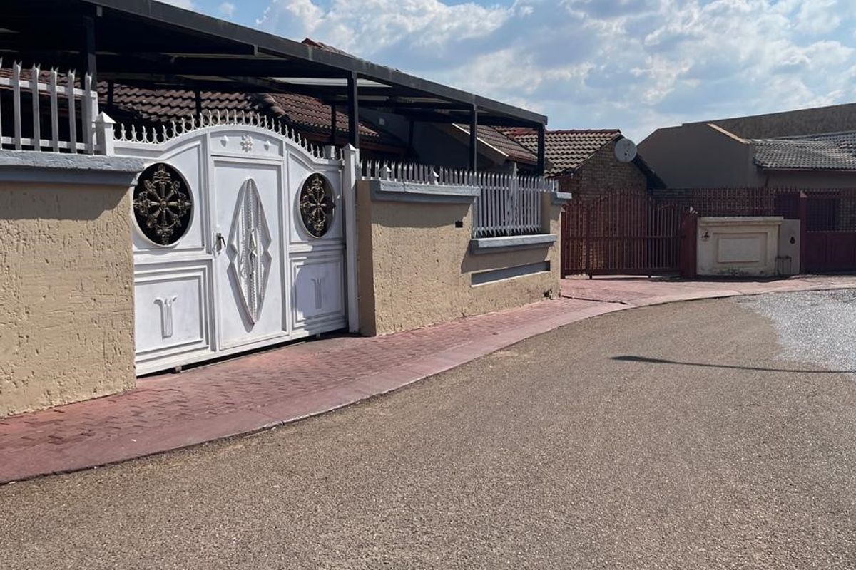 MODERN SPACIOUS FAMILY HOME BUILT FOR COMFORT - Photo 3