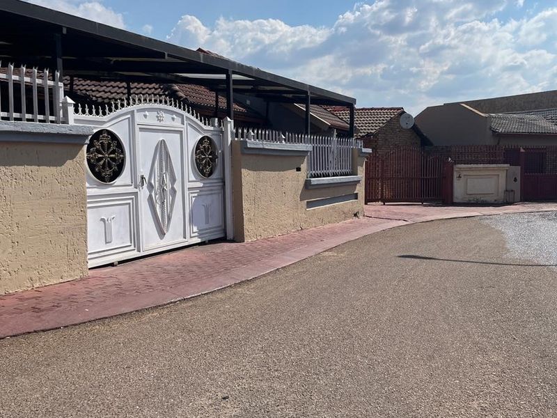 MODERN SPACIOUS FAMILY HOME BUILT FOR COMFORT - Photo 3