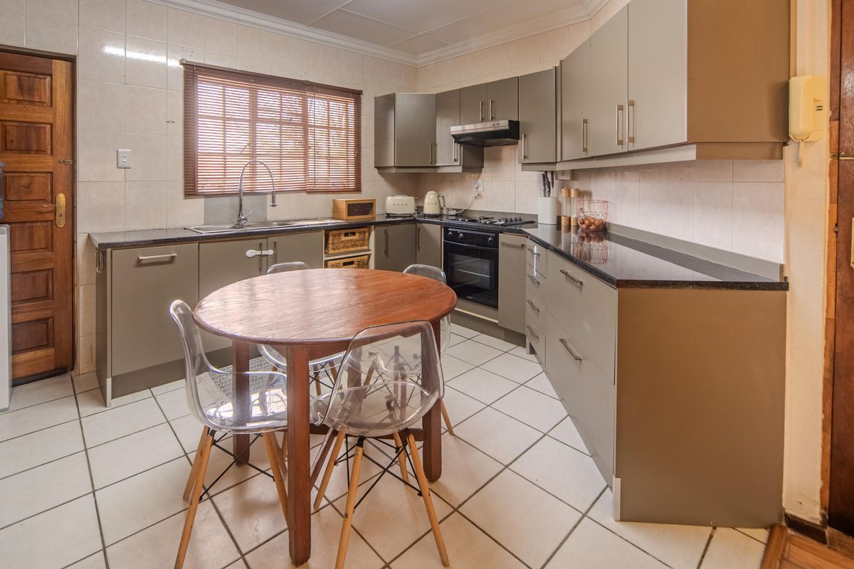 Stunning 2-bedroom townhouse in Standerton Central, perfect for cozy living, and convenient access! - Photo 3