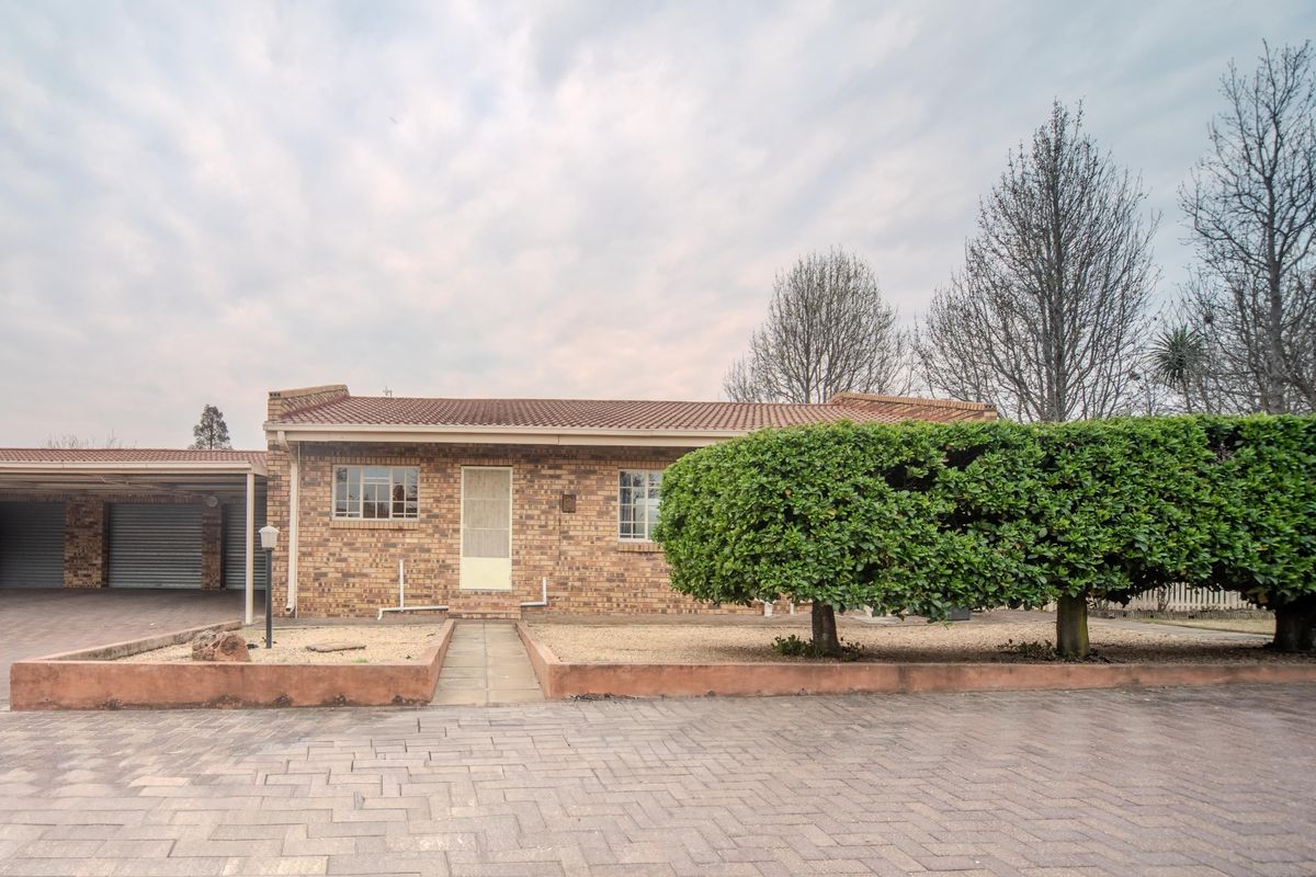 Stunning 2-bedroom townhouse in Standerton Central, perfect for cozy living, and convenient access! - Photo 2