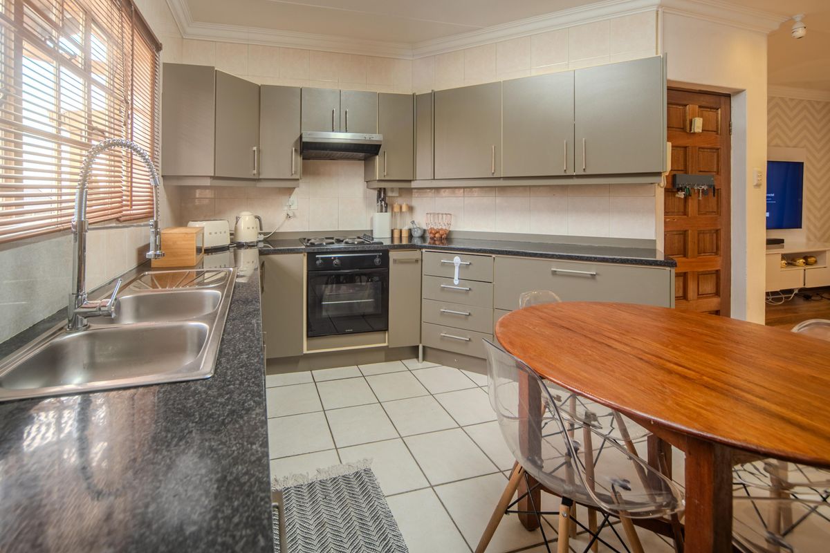 Stunning 2-bedroom townhouse in Standerton Central, perfect for cozy living, and convenient access! - Photo 5