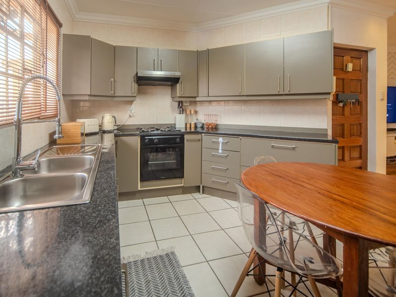 Stunning 2-bedroom townhouse in Standerton Central, perfect for cozy living, and convenient access! - Photo 5