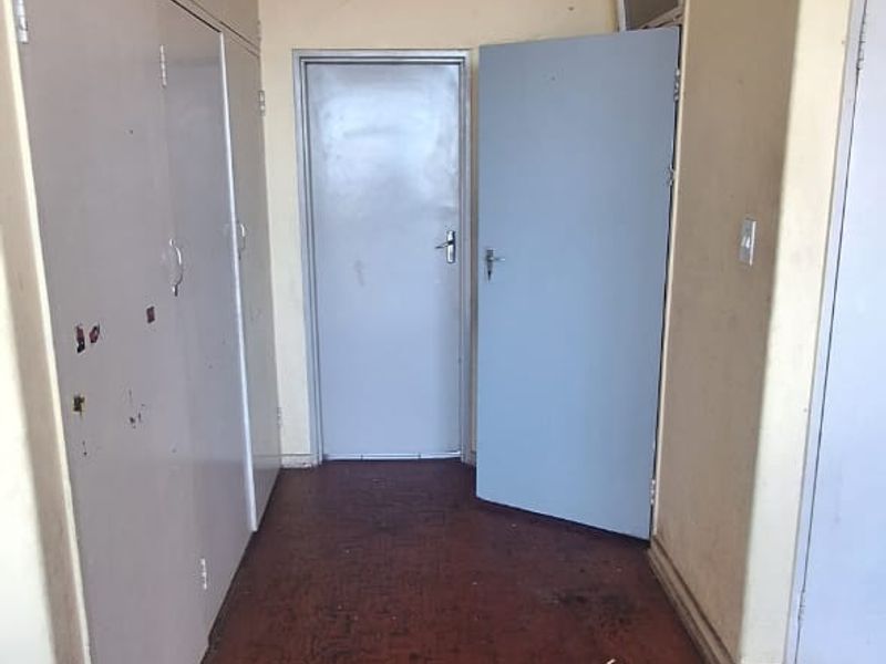 The Biggest 2 Bed In The Entire Building - Photo 7