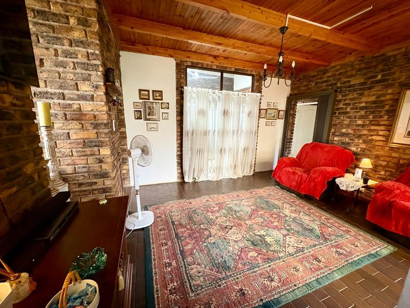 Family home with Large Flatlet - Photo 10