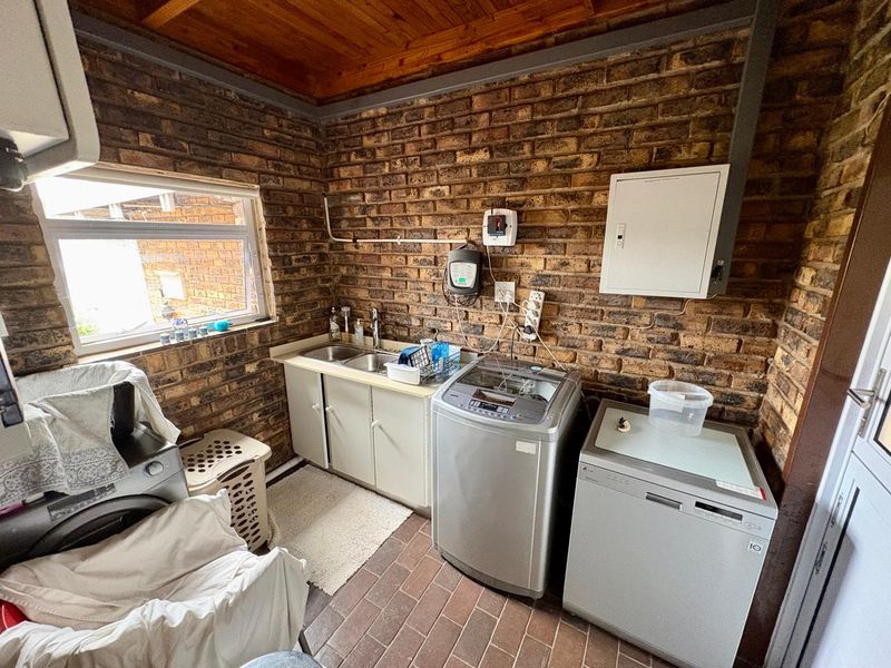 Family home with Large Flatlet - Photo 8