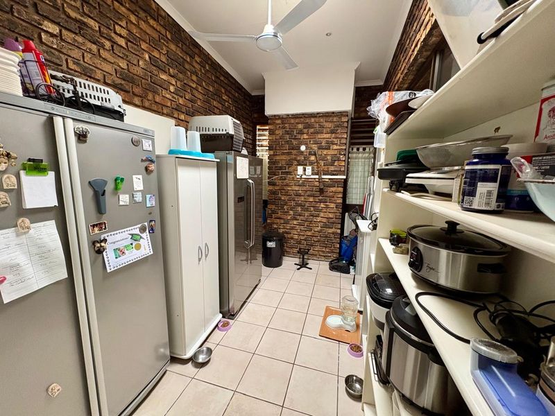 Family home with Large Flatlet - Photo 7