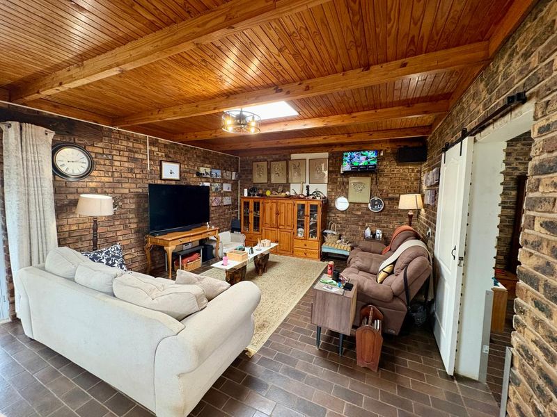 Family home with Large Flatlet - Photo 2