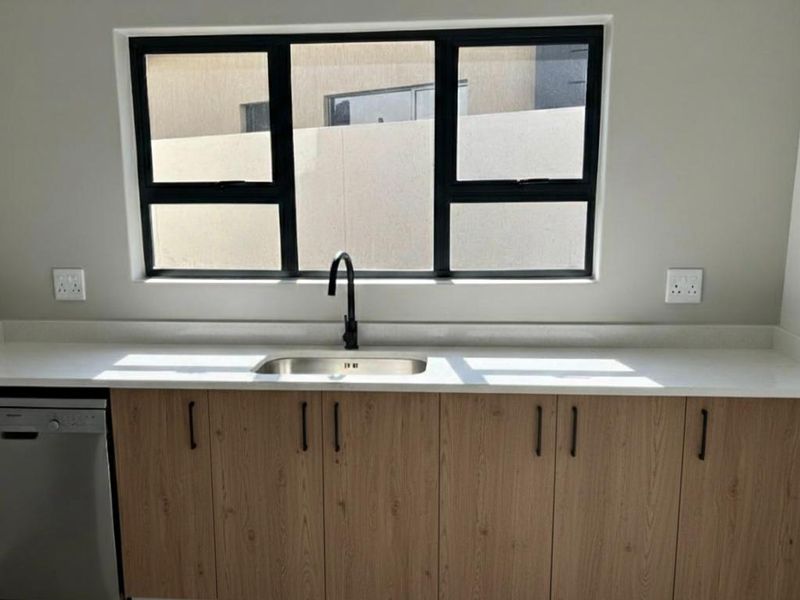 A Masterpiece of Modern Living: Exquisite 4-Bedroom Home in Prestigious Swallow Hills Estate - Photo 6