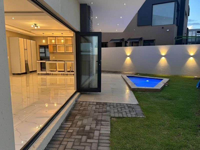 A Masterpiece of Modern Living: Exquisite 4-Bedroom Home in Prestigious Swallow Hills Estate - Photo 8