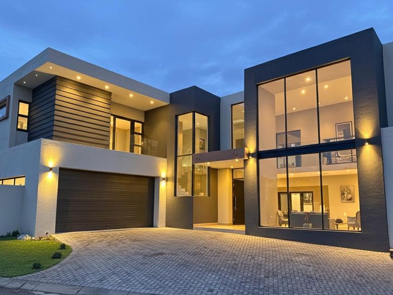 A Masterpiece of Modern Living: Exquisite 4-Bedroom Home in Prestigious Swallow Hills Estate - Photo 2