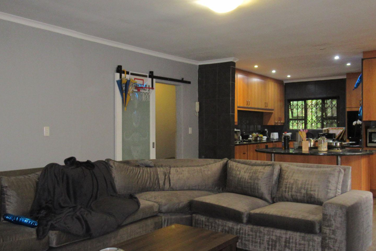 Stunning 5 Bedroom family Home in Kloofendal ,Space ,style and Potential - Photo 4