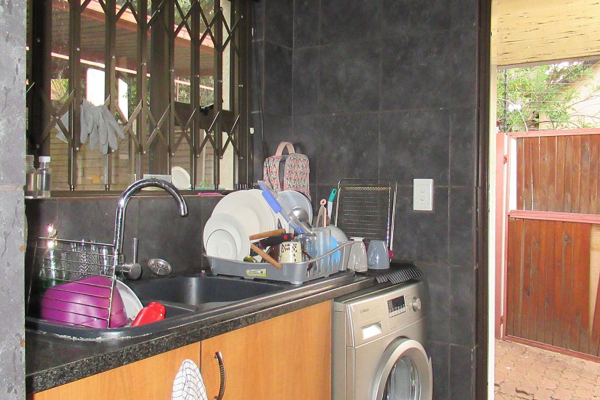 Stunning 5 Bedroom family Home in Kloofendal ,Space ,style and Potential - Photo 5