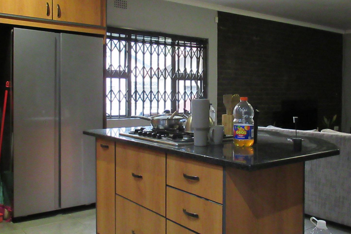 Stunning 5 Bedroom family Home in Kloofendal ,Space ,style and Potential - Photo 3
