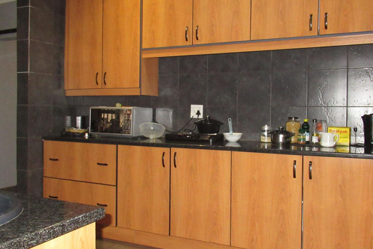 Stunning 5 Bedroom family Home in Kloofendal ,Space ,style and Potential - Photo 2