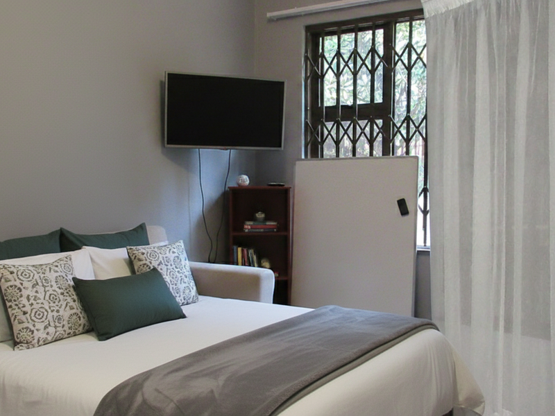 Stunning 5 Bedroom family Home in Kloofendal ,Space ,style and Potential - Photo 10