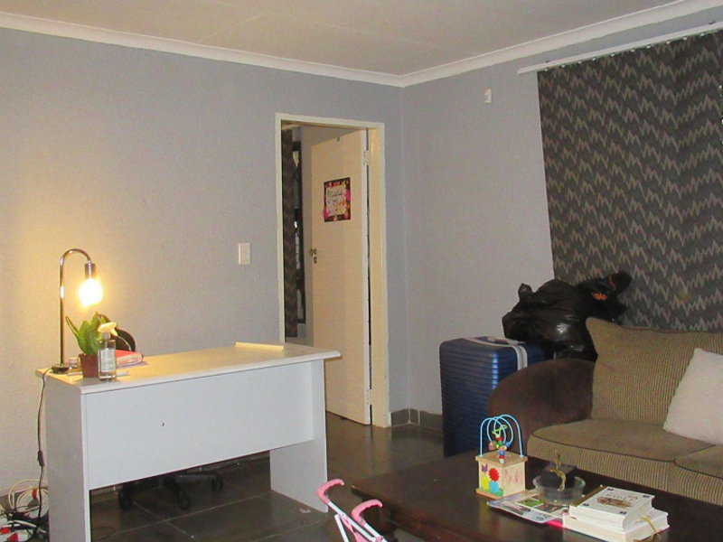 Stunning 5 Bedroom family Home in Kloofendal ,Space ,style and Potential - Photo 7