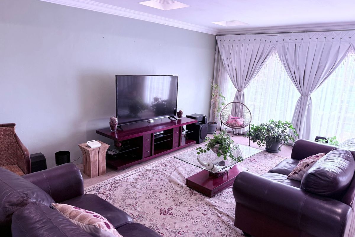 Ridgefront Home with Jacuzzi, Cottage & Beautiful Kloofendal Views - Photo 4