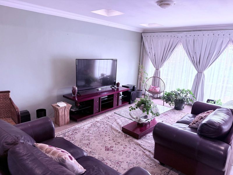 Ridgefront Home with Jacuzzi, Cottage & Beautiful Kloofendal Views - Photo 4