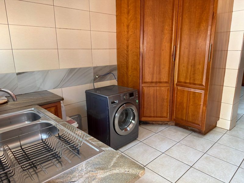 Ridgefront Home with Jacuzzi, Cottage & Beautiful Kloofendal Views - Photo 7