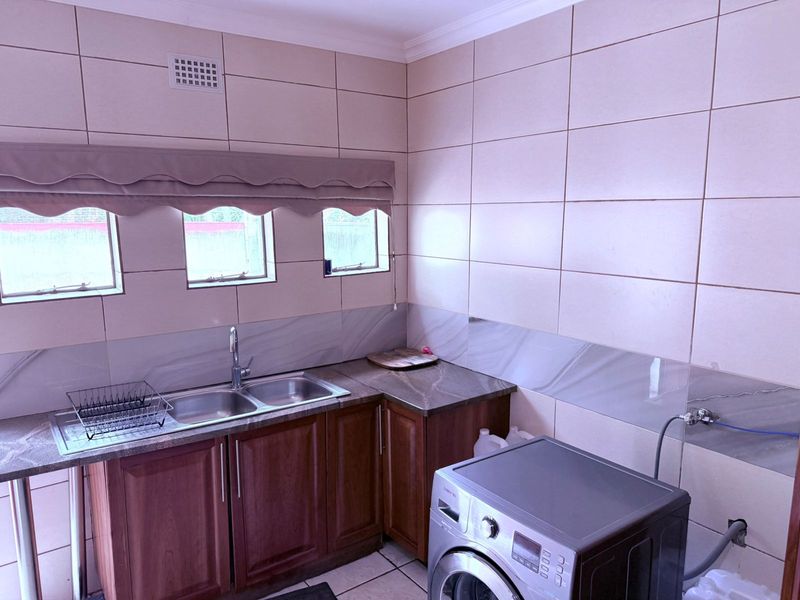 Ridgefront Home with Jacuzzi, Cottage & Beautiful Kloofendal Views - Photo 8