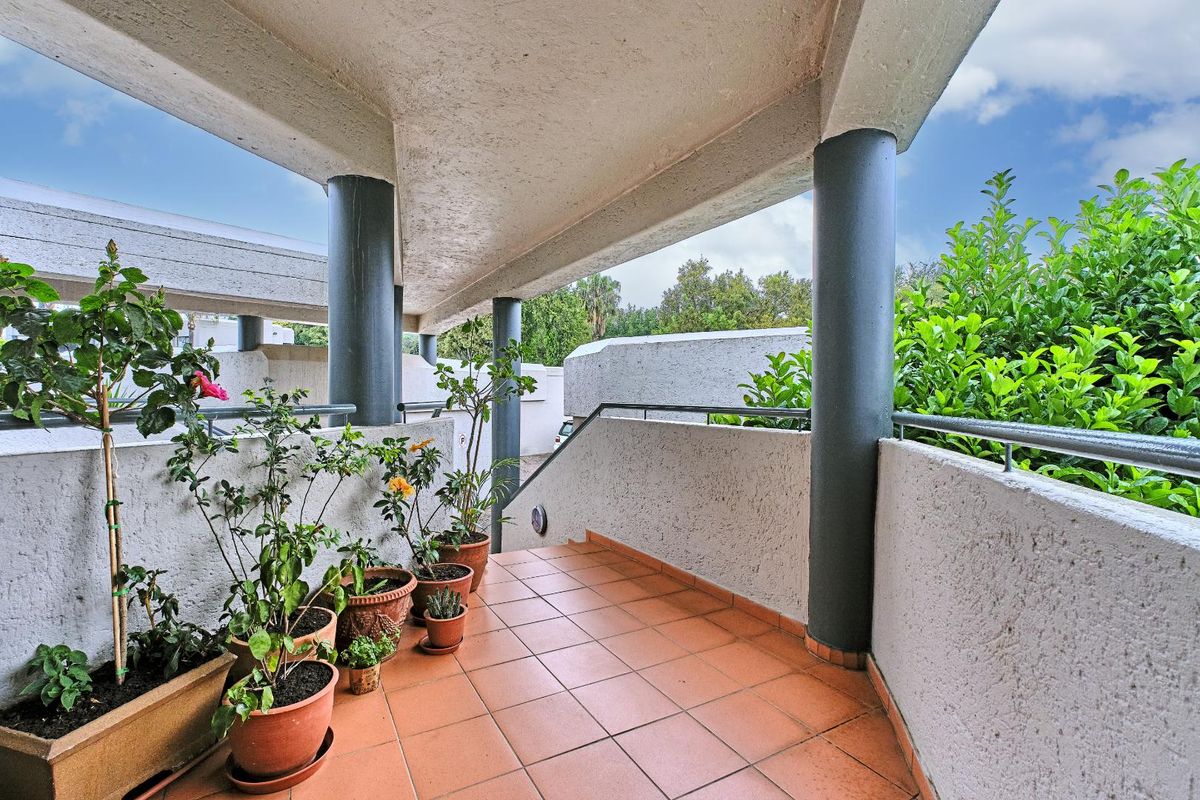 2 Bedroom Apartment For Sale in Benmore Gardens, Sandton - Photo 2