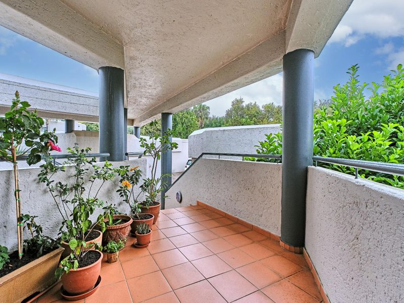 2 Bedroom Apartment For Sale in Benmore Gardens, Sandton - Photo 2