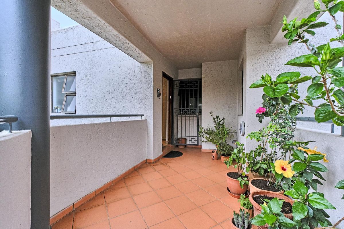 2 Bedroom Apartment For Sale in Benmore Gardens, Sandton - Photo 3