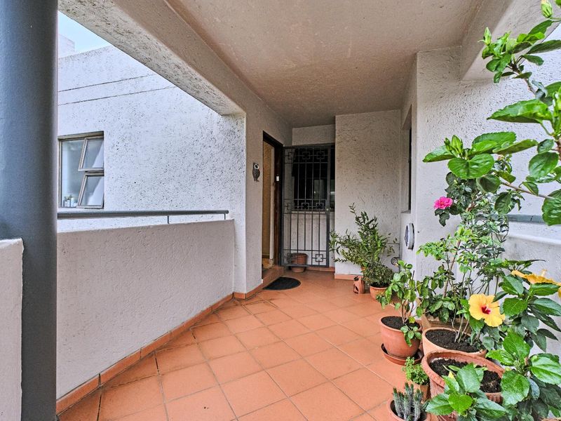 2 Bedroom Apartment For Sale in Benmore Gardens, Sandton - Photo 3