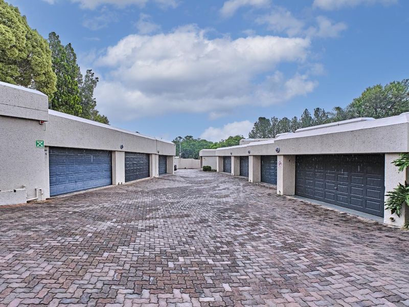 2 Bedroom Apartment For Sale in Benmore Gardens, Sandton - Photo 5