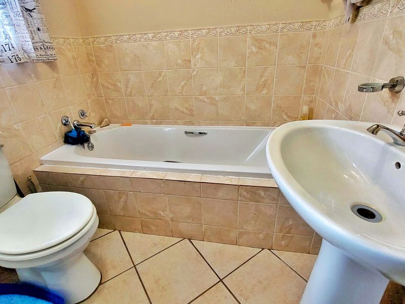 2 Bedroom 1 bath 1 Garage Duplex - Photo 9