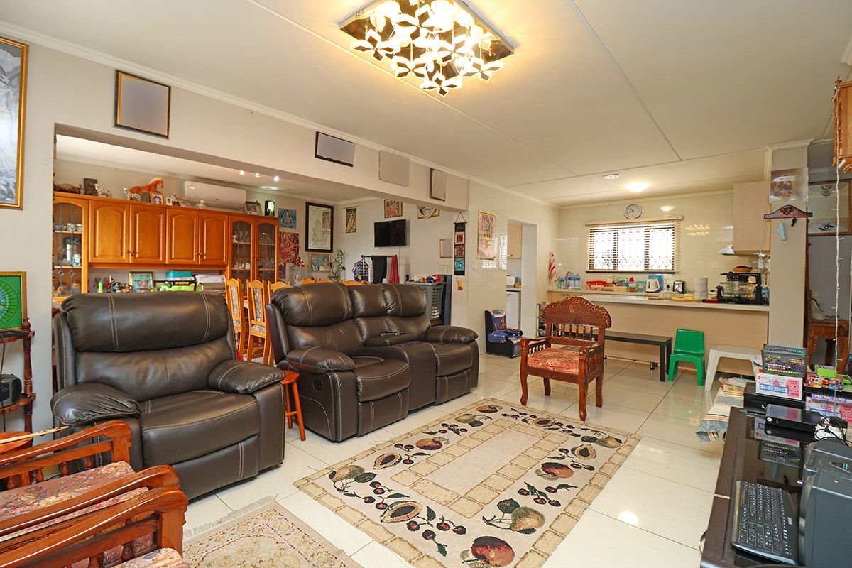 Modern 3 bedroom house for sale in Summerset, Midrand—Ideal for families seeking comfort & style - Photo 4