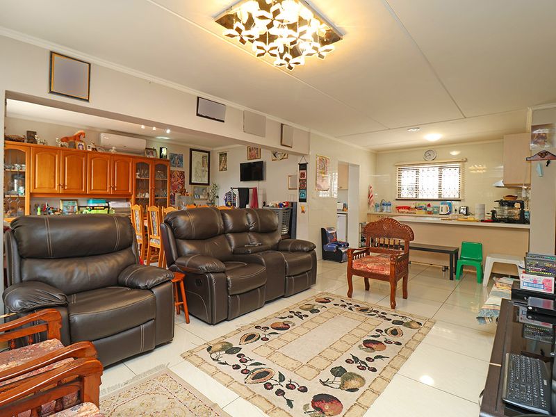 Modern 3 bedroom house for sale in Summerset, Midrand—Ideal for families seeking comfort & style - Photo 4