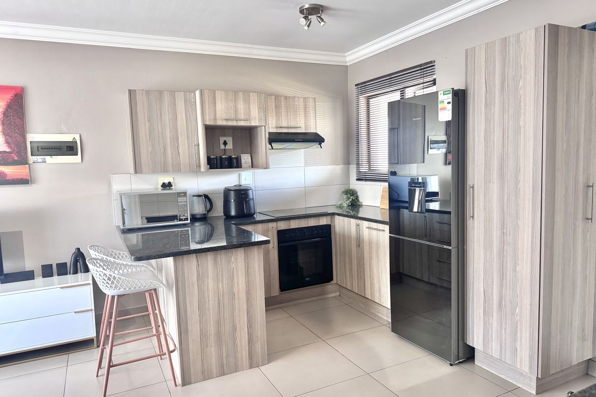 PRICED TO SELL.  TOP FLOOR LOCK UP-AND-GO. PET FRIENDLY. - Photo 4