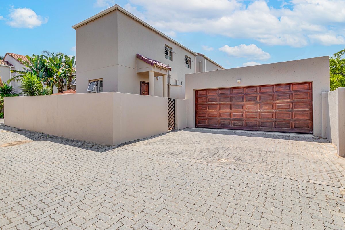 Modern 2 Bedroom, 2 Bathroom Townhouse, In a Safe,  upmarket Complex In Sunninghill, For Sale - Photo 2