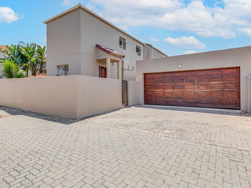 Modern 2 Bedroom, 2 Bathroom Townhouse, In a Safe,  upmarket Complex In Sunninghill, For Sale - Photo 2
