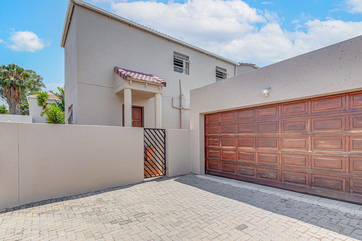 Modern 2 Bedroom, 2 Bathroom Townhouse, In a Safe,  upmarket Complex In Sunninghill, For Sale - Photo 3