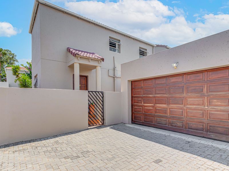 Modern 2 Bedroom, 2 Bathroom Townhouse, In a Safe,  upmarket Complex In Sunninghill, For Sale - Photo 3