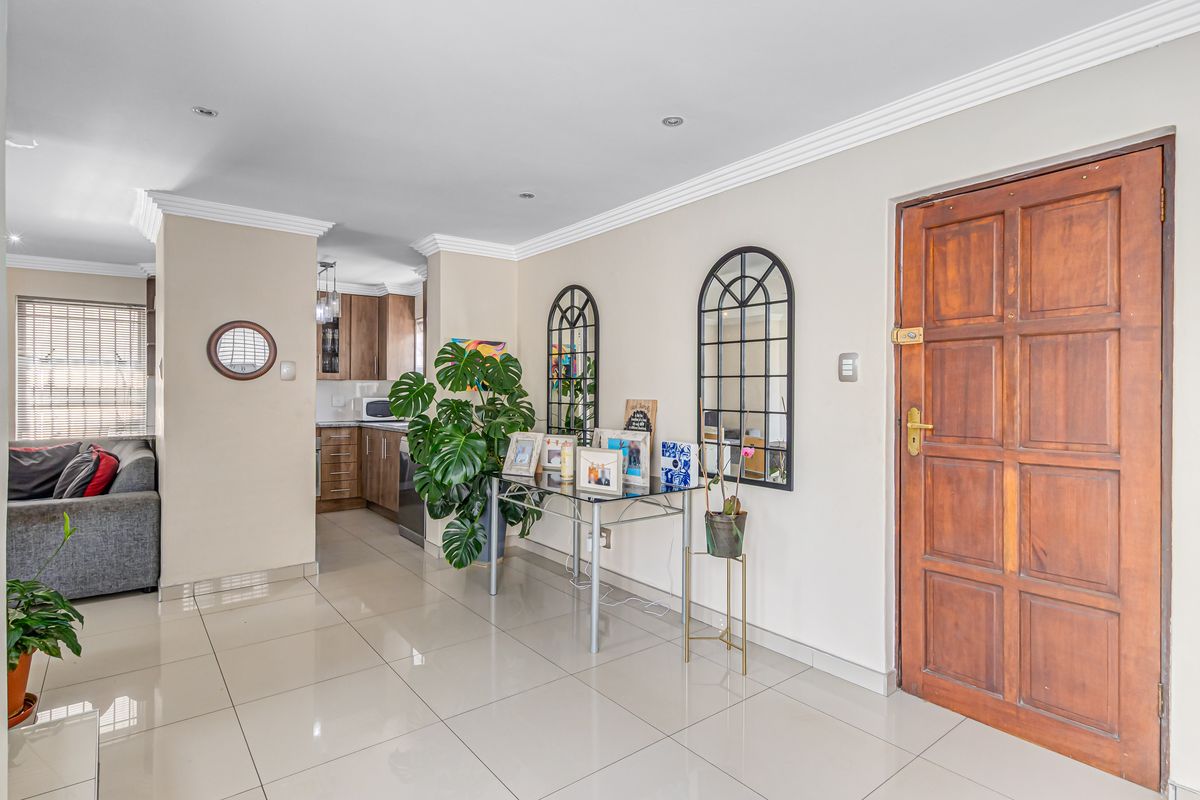 Modern 2 Bedroom, 2 Bathroom Townhouse, In a Safe,  upmarket Complex In Sunninghill, For Sale - Photo 5
