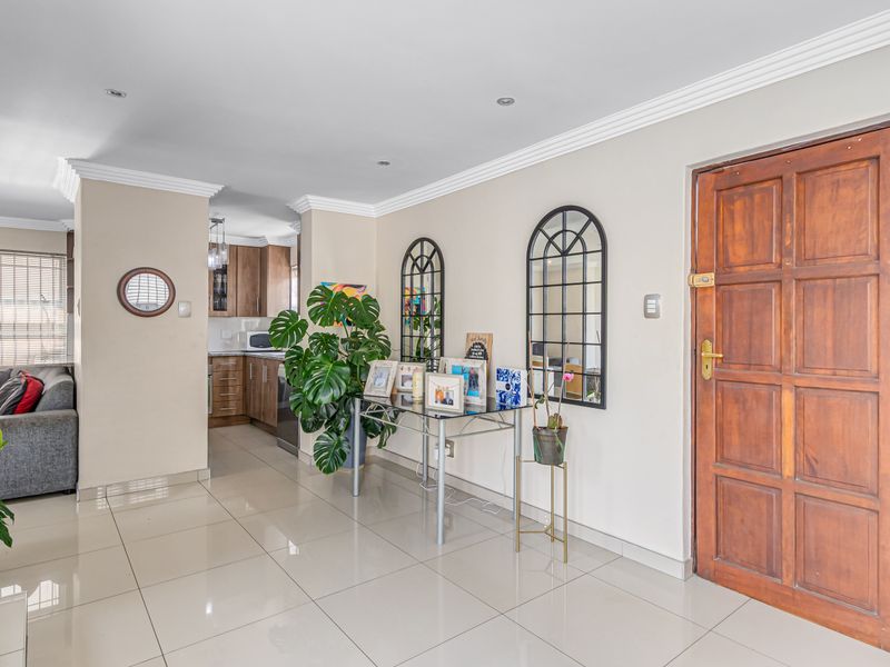 Modern 2 Bedroom, 2 Bathroom Townhouse, In a Safe,  upmarket Complex In Sunninghill, For Sale - Photo 5